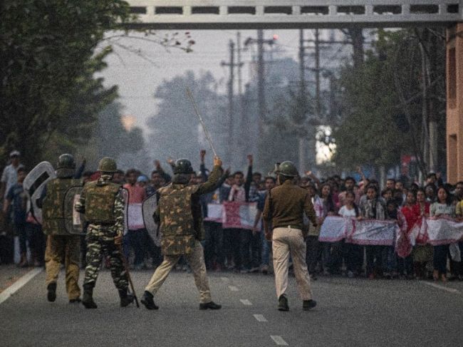 Polícia v Indii strieľala do demonštrantov, hlásia dve obete