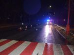 Polícia hľadá svedkov nehody, pri ktorej auto ťažko zranilo ženu