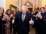 Vo voľbách v Británii s veľkým náskokom jednoznačne zvíťazili konzervatívci