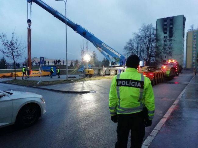 Demolačný stroj dorazil k poškodenej bytovke na Mukačevskej ulici v Prešove