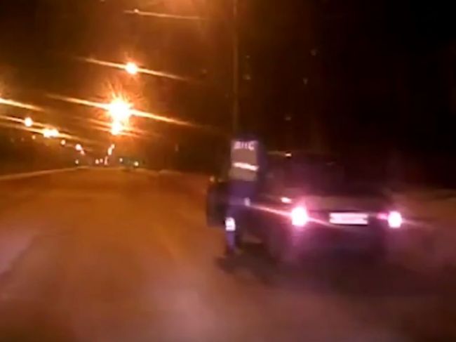 Video: Policajt skočil do idúceho vozidla, šoféroval ho opitý mladík bez vodičáku