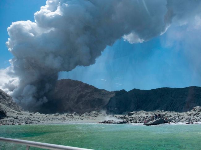 Nový Zéland: Polícia zatiaľ nenašla telá zvyšných dvoch obetí erupcie sopky