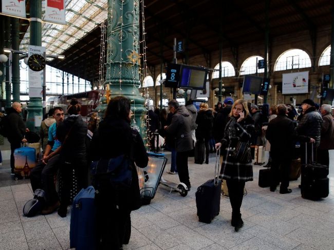 Verejnú dopravu vo Francúzsku naďalej paralyzuje štrajk proti penzijnej reforme