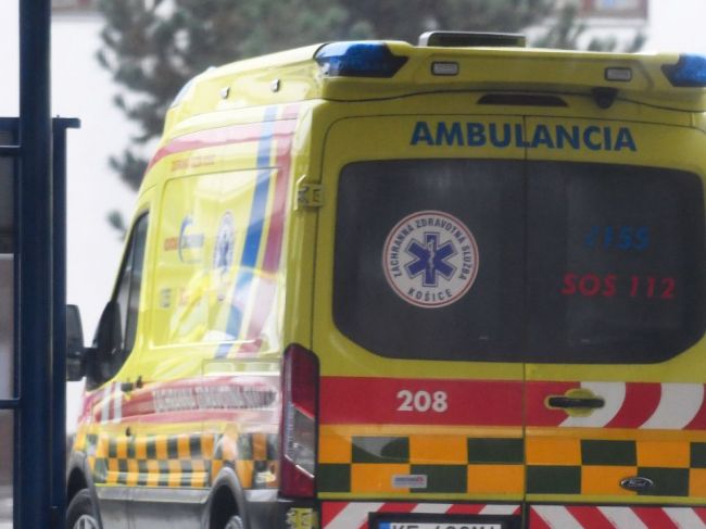 VIDEO: Vodič sanitky v Bratislave spôsobil nehodu a ušiel