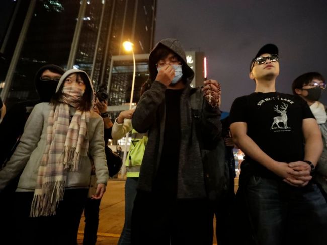 Polícia zasiahla voči protestujúcim v Hongkongu slzotvorným plynom