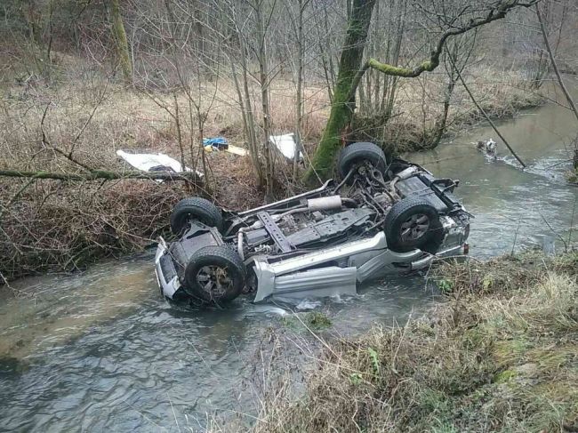 Po nehode skončil automobil v koryte potoka, na mieste zasahovali hasiči