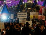 Zeman rokoval s Babišom, proti ktorému sa v Prahe konal protest