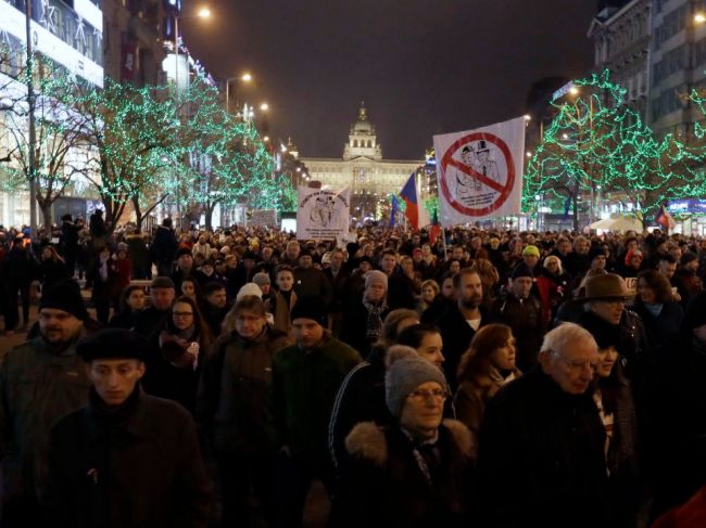 Stovky ľudí v mestách demonštrovali proti českému premiérovi Babišovi