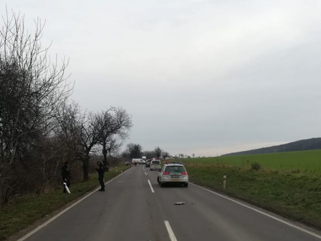 Pri predbiehaní zachytilo auto cyklistu, ten zraneniu podľahol