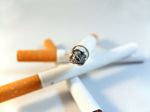 Polícia obvinila muža, ktorý sa vyhrážal smrťou žene. Odmietla mu dať cigaretu