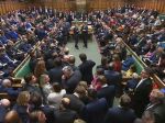 Poslanci britského parlamentu podporili zákon o odchode z EÚ