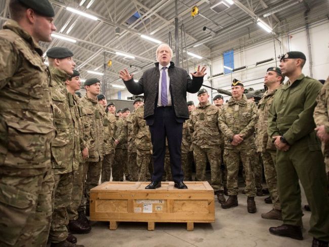 Boris Johnson navštívil pred Vianocami britské jednotky v Estónsku