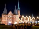 Berlínska polícia evakuovala vianočný trh, kde sa v roku 2016 stal útok