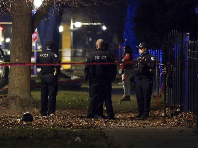 Pri streľbe na večierku v Chicagu utrpelo zranenia 13 ľudí