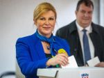 Chorvátsko: Do prezidentského duelu idú Milanovič a Grabarová-Kitarovičová