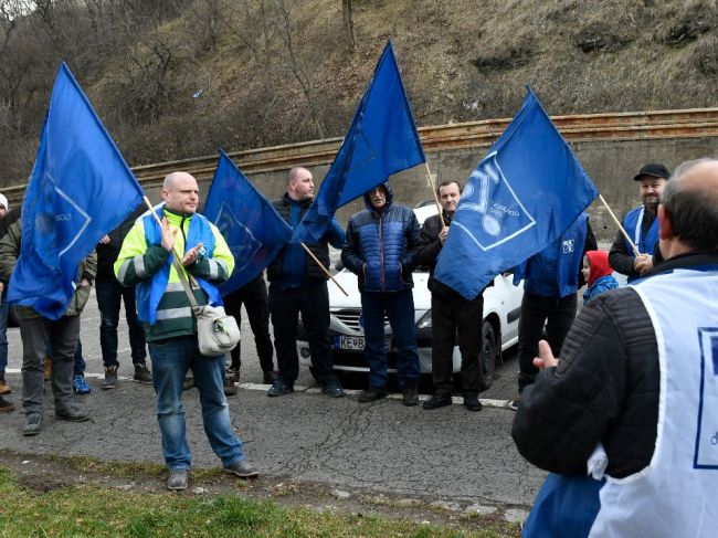 Vodiči kamiónov z košickej prepravnej firmy protestovali proti zníženiu miezd