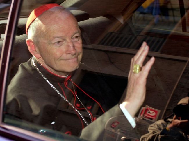 Kardinál podozrivý zo zneužívania tínedžera posielal kléru státisíce dolárov