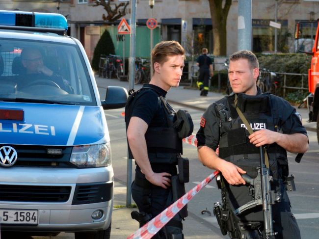 Policajti privolaní k nehode zastrelili agresívneho vodiča