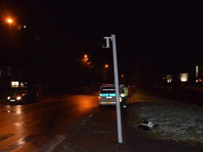 Policajti pátrajú po vodičovi, ktorý poškodil semafor pre chodcov