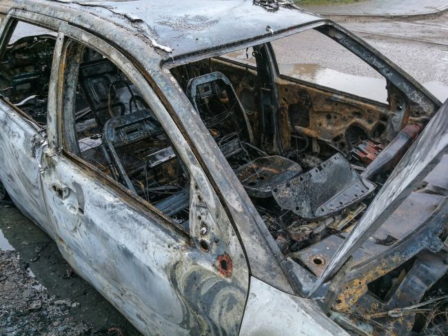 Pri zhorenom aute našli telo muža, podľa polície bol zavraždený