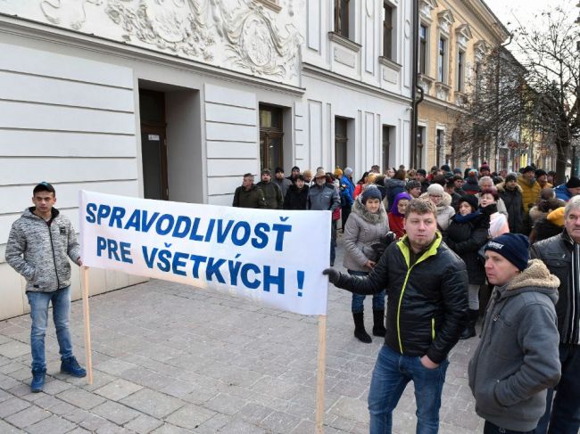 Traja obvinení pre výbuch v bytovke ostávajú vo väzbe