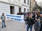 Traja obvinení pre výbuch v bytovke ostávajú vo väzbe