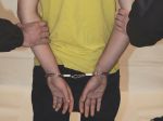 16-ročný mladík napadol bývalú priateľku a policajta