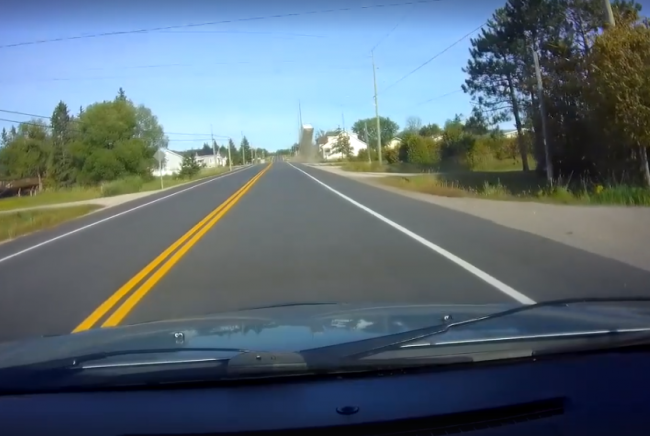 Video: Vodič išiel za kamiónom, keď sa stalo niečo neuveriteľné. Ani kamionista nechápal
