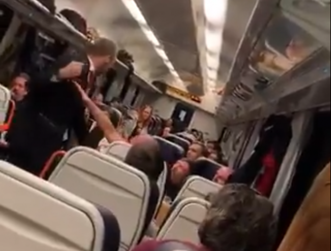 Video: Sprievodca brutálne zbil obuškom cestujúceho vo vlaku