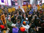Demonštranti zvolali protivojnové pochody v USA a Londýne