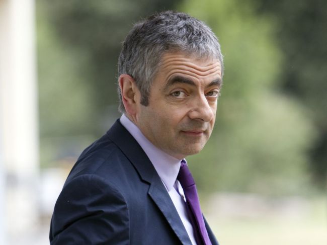 Britský komik Rowan Atkinson, alias Mrs. Bean má 65 rokov