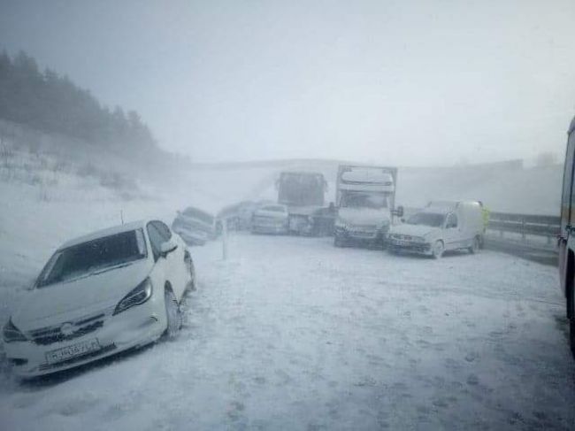 Diaľnica v smere na Poprad je uzavretá, zrazilo sa niekoľko áut