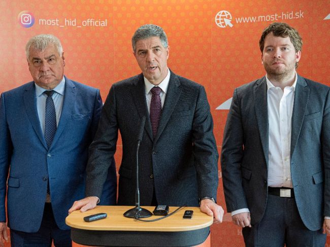 Most-Híd: Rozhodnutia týkajúce sa vojakov na misii NATO nemôžu byť individuálne