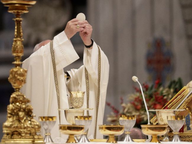 Pápež vyzval veriacich, aby odmietli boha peňazí a pomáhali iným