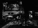 Pri zrážke vozidla s autobusom zahynula jedna osoba