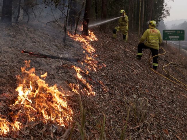 Dážď a zmiernenie horúčav pomohli vyčerpaným hasičom v Austrálii