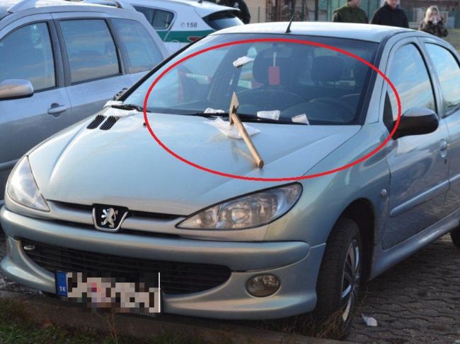 Muž si našiel v aute zabodnutú sekeru s plastovým vreckom, polícia pátra po páchateľovi