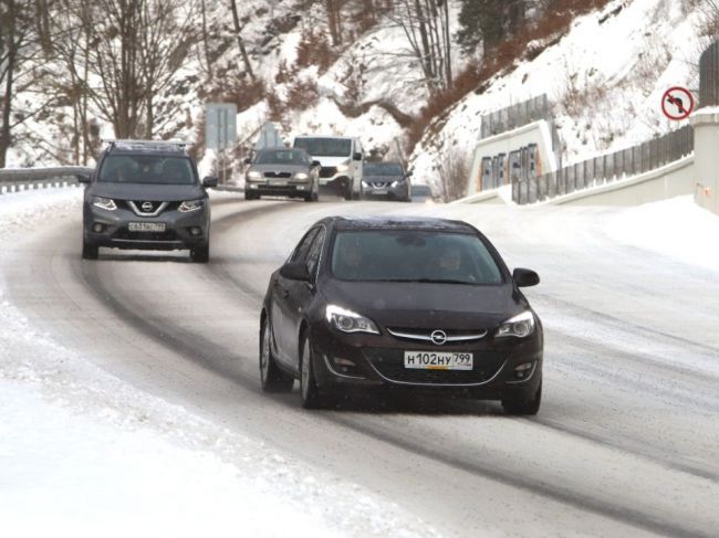 Na viacerých úsekoch ciest sa nachádza zľadovatený sneh