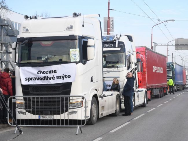 V Bratislave hlásia zhustenú premávku, nehody i štrajk autodopravcov
