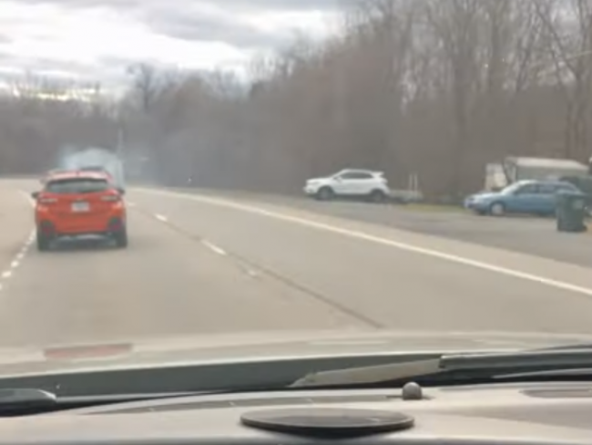  Video: Vodič si všimol, že vozidlo za sebou ťahá niečo zvláštne, cesta ostala zadymená