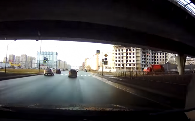 Video: Tento vodič jazdí ako blázon. Smetiarske vozidlo nemalo šancu