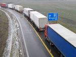 Pre štrajk autodopravcov sú na R4 stovky odstavených kamiónov