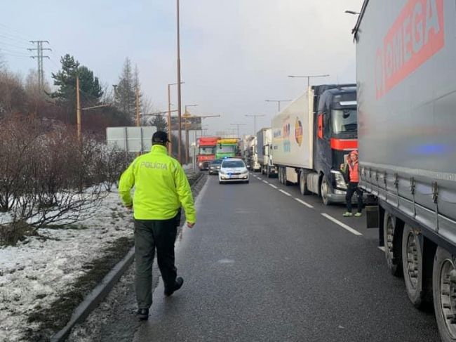 Žiline hrozí dopravný kolaps, polícia odporúča obísť mesto