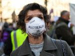Tisíce Austrálčanov protestujú proti klimatickej politike vlády