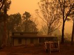 Ľudia v Sydney nevidia pre požiare nič a rúška na tvári nosia od polovice novembra