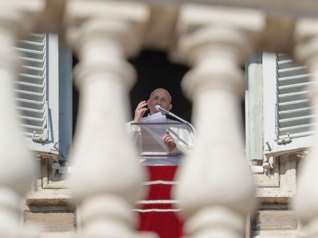 Pápež pokrstil v Sixtínskej kaplnke 32 detí, udivil sa, že žiadne z nich neplače