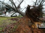 Silný vietor, búrky a tornáda si v USA vyžiadali 11 životov
