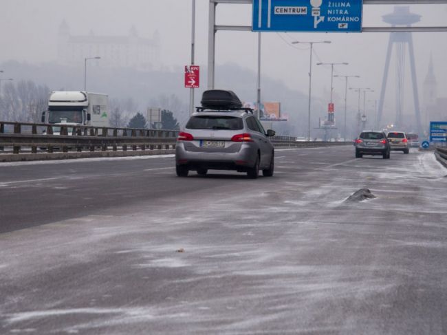 V pondelok nás potrápi hmla a poľadovica. Na týchto územiach treba dať pozor