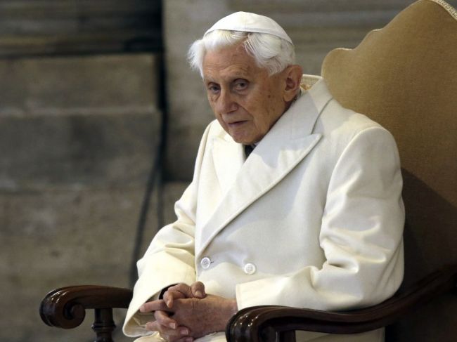 Benedikt XVI. sa vo svojej novej knihe vyslovil proti zrušeniu celibátu