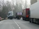 Maďarská polícia pre protest dopravcov v SR obmedzila kamiónovú dopravu